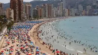 ¿No te gusta llenarte de arena en la playa? Prueba el truco viral del cubo y la sábana