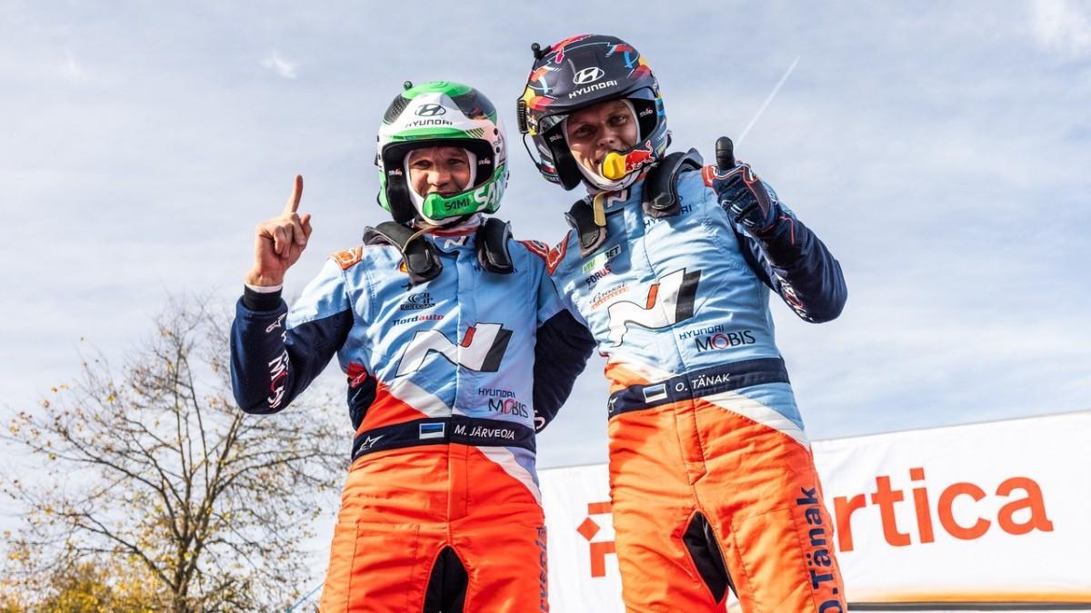 Tänak y su copiloto tras ganan el Rally de Europa