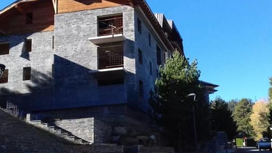 Els edificis del carrer Comavella denunciats per Salvem la Molina