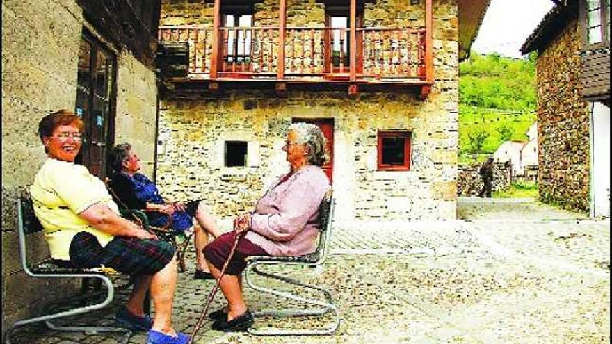 Un grupo de mujeres mayores, ayer, en Rioseco, en pleno corazón del parque natural de Redes.