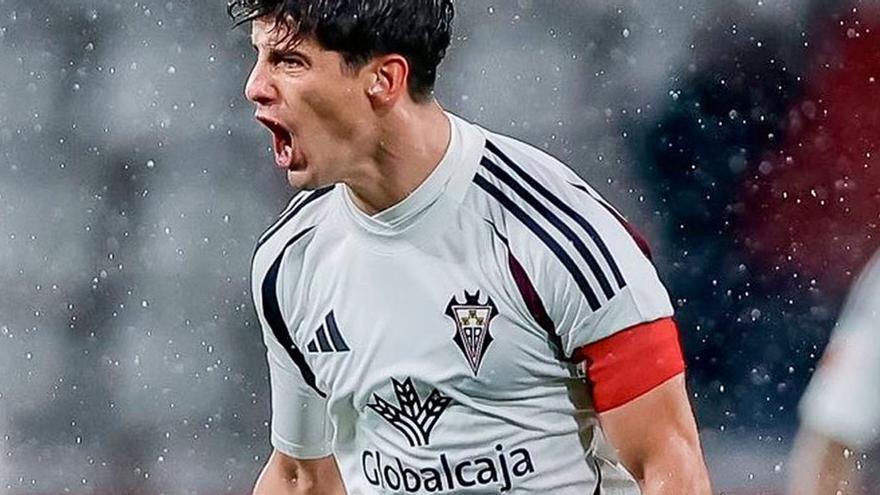 Riki celebra un gol con el Albacete, equipo del que es capitán. |  LaLiga