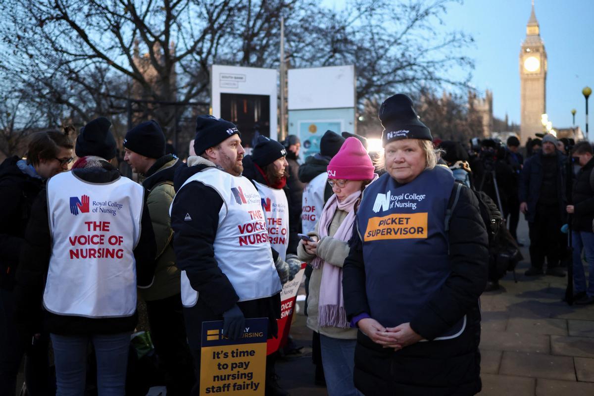 Protesta de enfermeras del sistema de salud público del Reino Unido (NHS, por sus siglas en inglés), frente al Hospital St. Thomas de Londres. Reclaman recibir un salario digno acorde con el trabajo que realizan.