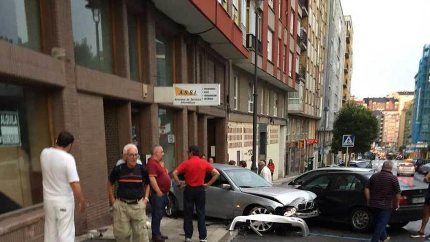 Herido al esquivar un coche sin rumbo