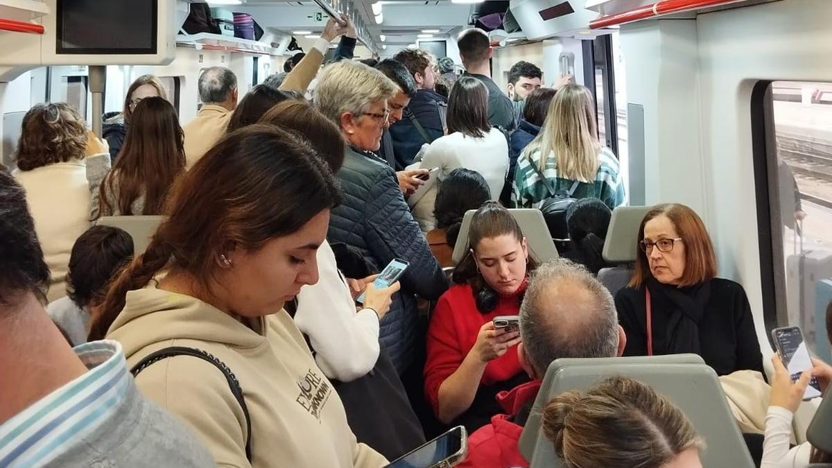 Usuarios de Renfe en uno de los trayectos.