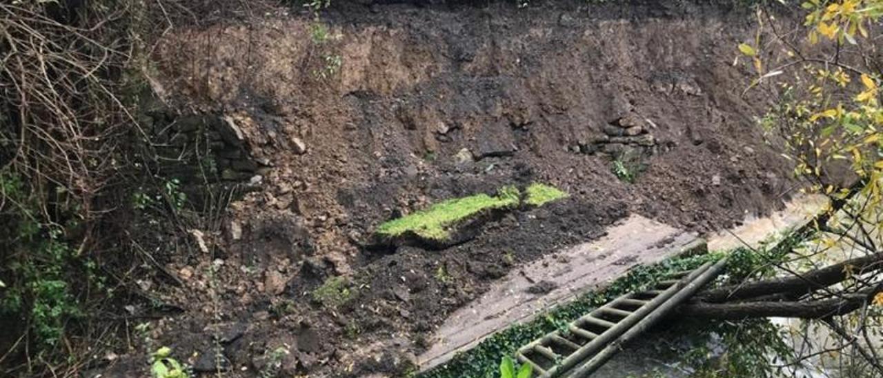 El muro de contención sobre el cauce del río Tiraña. | LNE