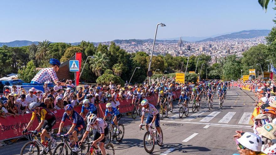 A PIE DE CALLE| Montjuïc vibra con una afición entregada