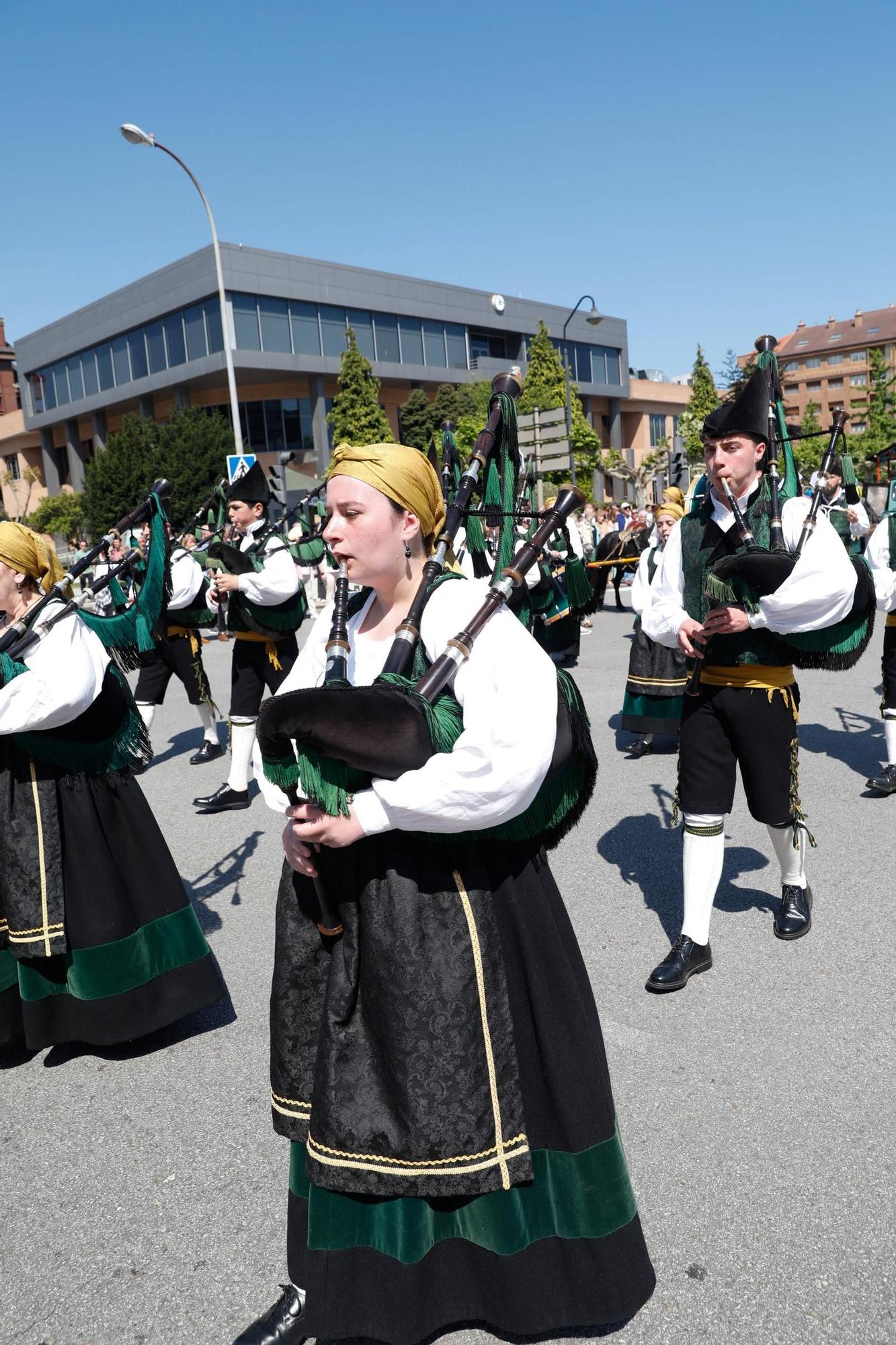 EN IMÁGENES: Así se ha vivido el desfile de carrozas y xarrés de las fiestas de San Isidro en Piedras Blancas