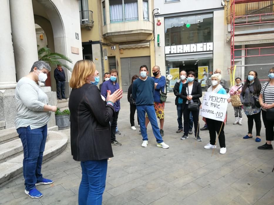 Concentració dels marxants del mercat de la roba