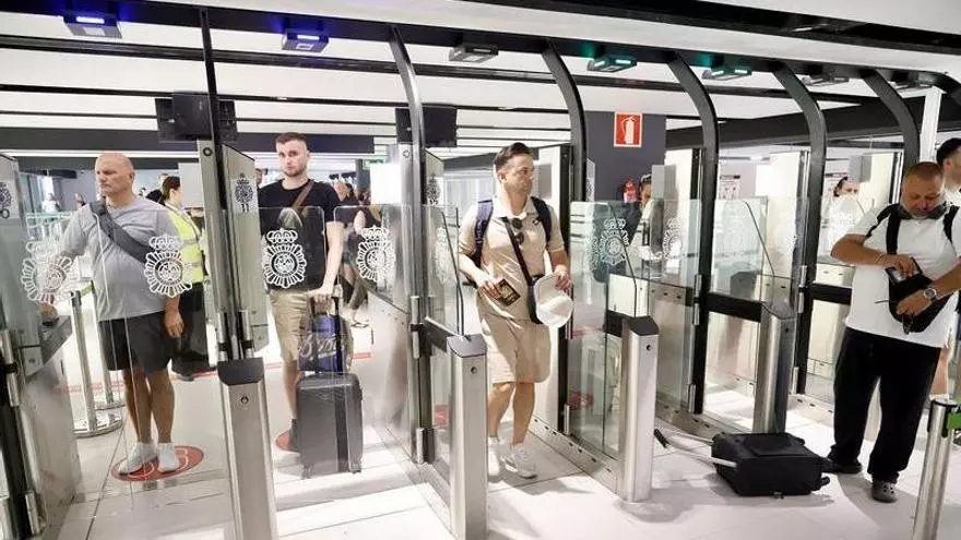 Fotografía digital, huellas dactilares y datos biométricos del rostro: así es el nuevo control de fronteras del Aeropuerto de Corvera