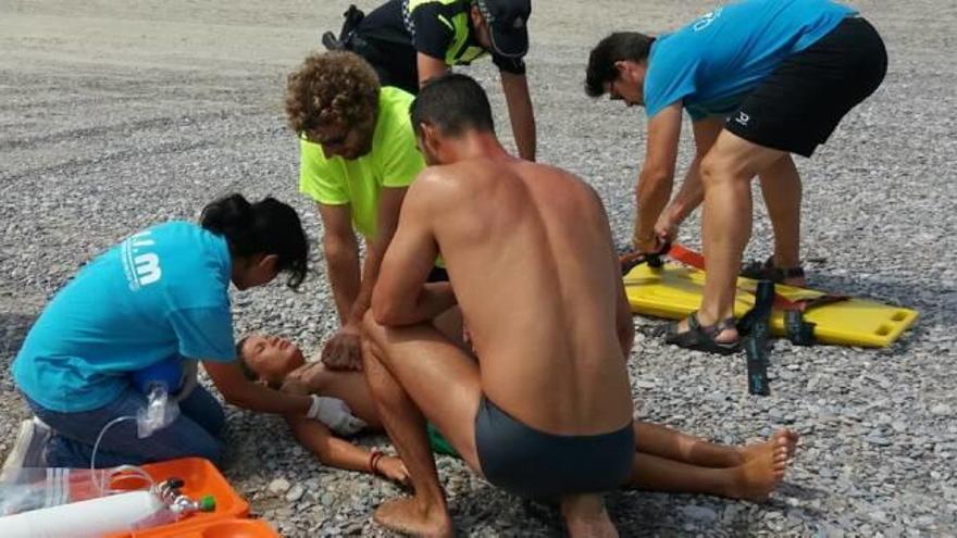 Simulacro de rescate a un niño que se ahogaba en Almardà