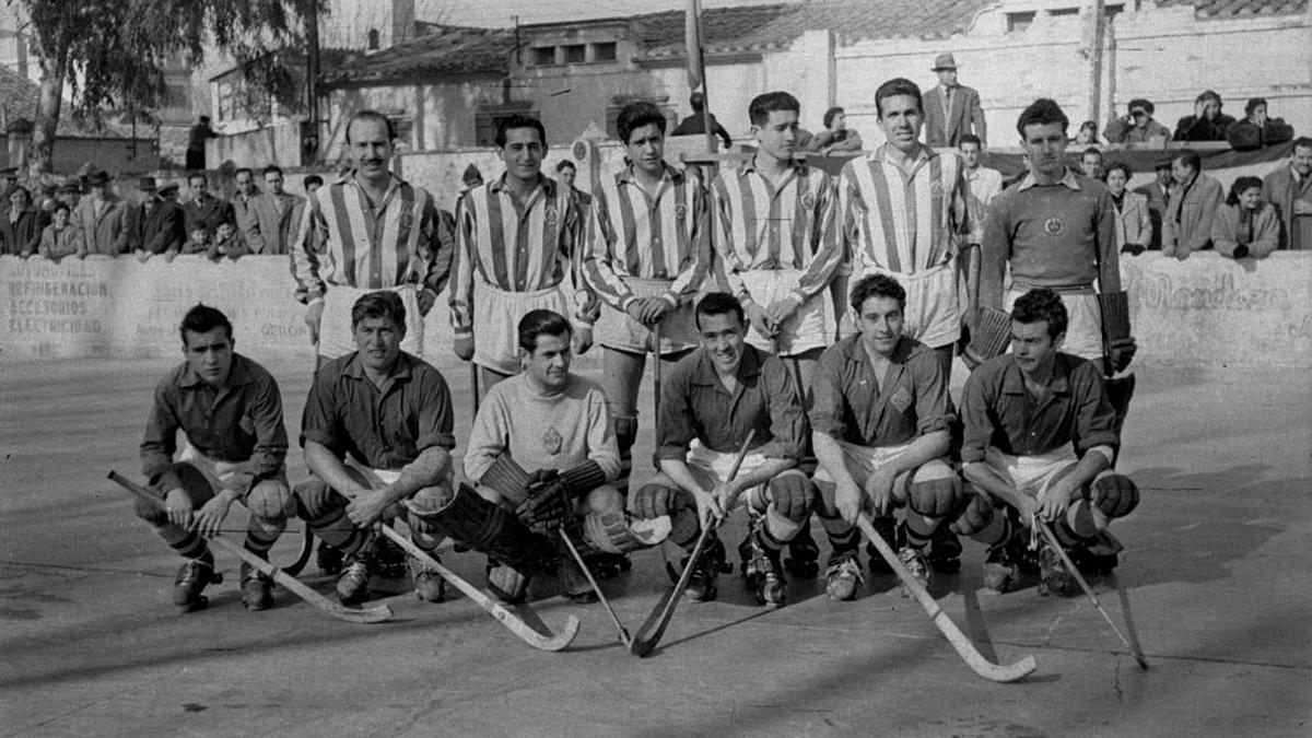 Lluís Ferrer, el tercer de dalt, en una formació del Girona CH a Vistalegre abans d'un partit contra el GEiEG