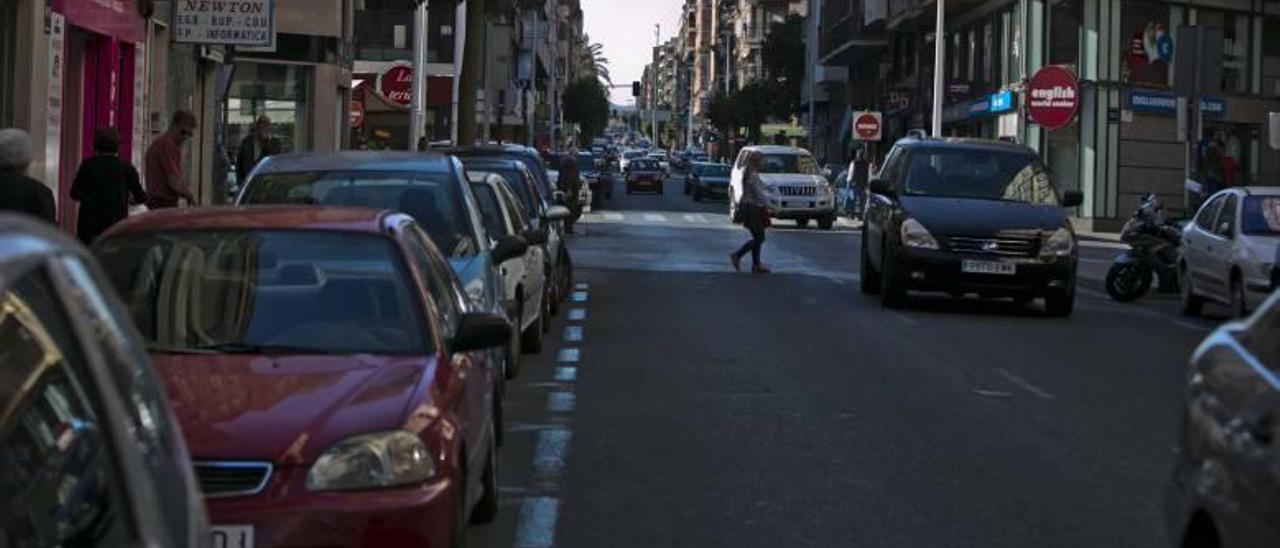 Tráfico de vehículos en una calle del casco urbano de Elche