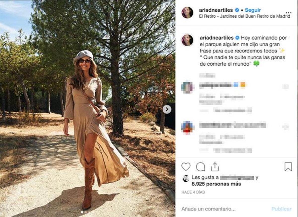 Ariadne Artiles con vestido de Dolores Promesas y botas 'cowboy' altas de Pikolinos