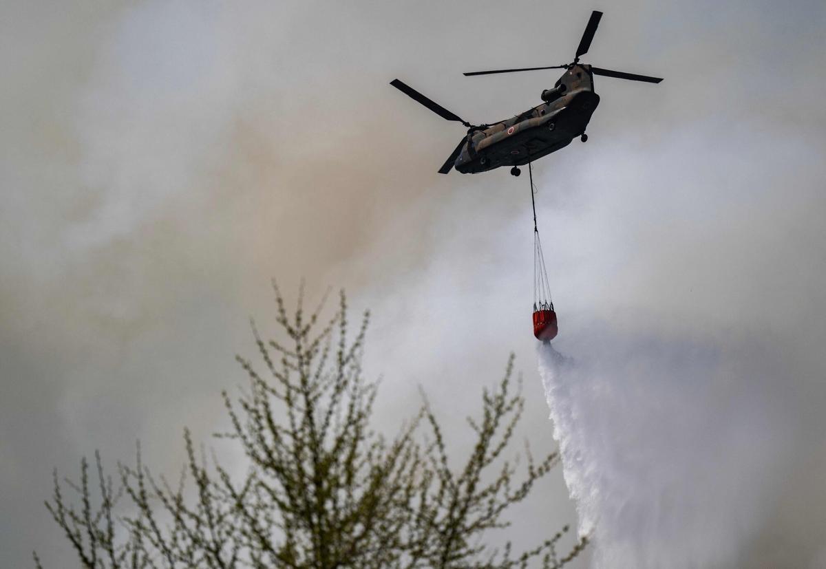Un helicóptero descarga agua sobre el incendio que ha quemado durante 11 días en la región montañosa de Iwate, en el norte de Japón.