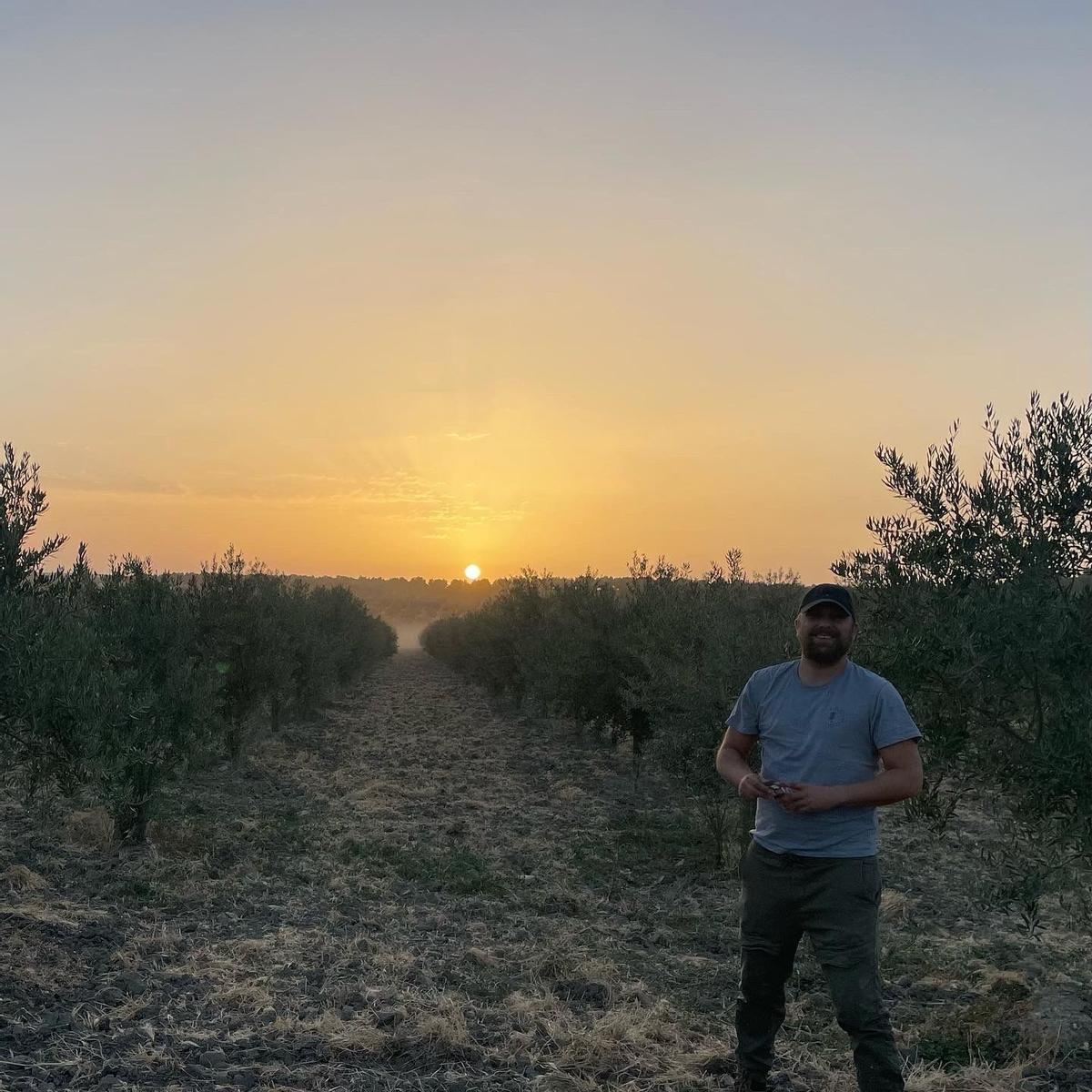 Tom Rohde, junto a sus campos de olivos