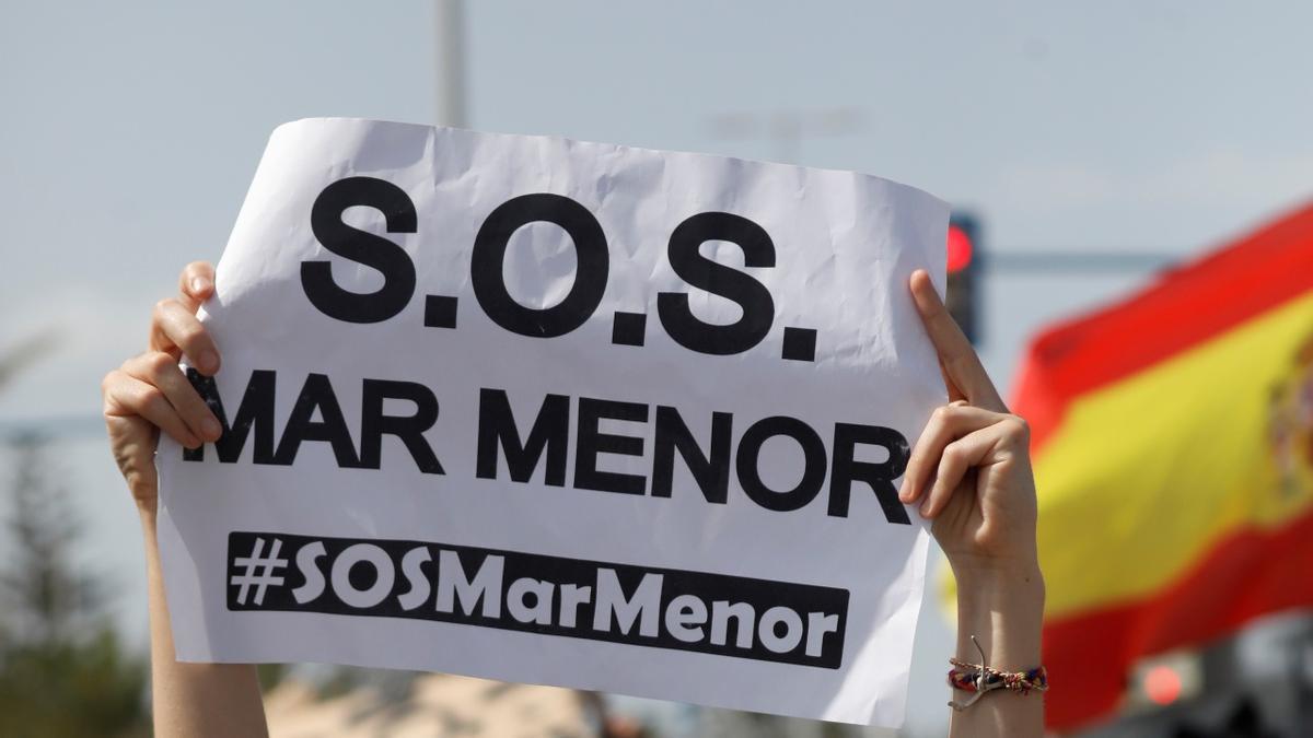 Protestas de vecinos del Mar Menor al inicio de La Manga