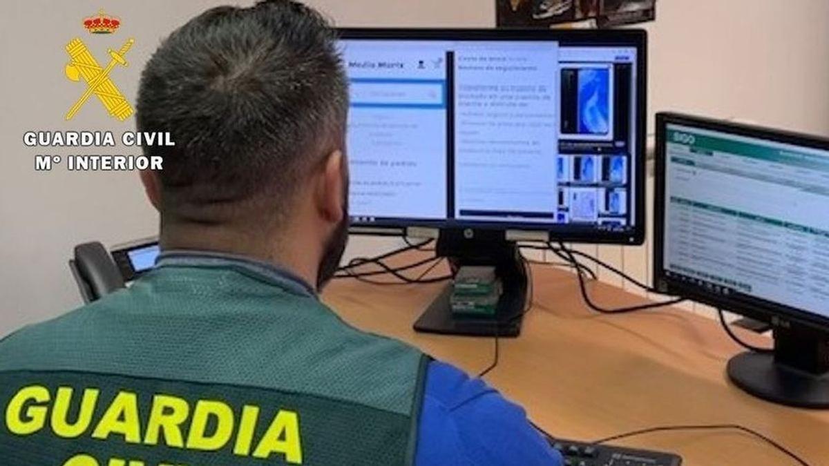 Agente de la Guardia Civil investiga delitos por internet.