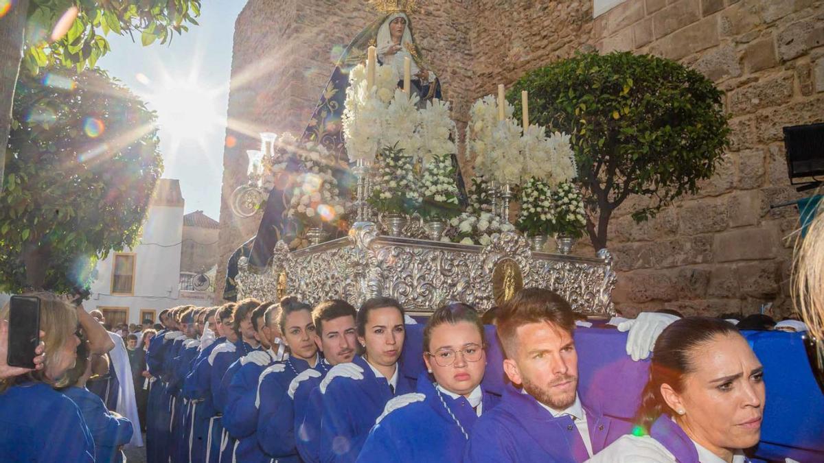 La Virgen de la Amargura, en una procesión por el casco antiguo de Marbella.