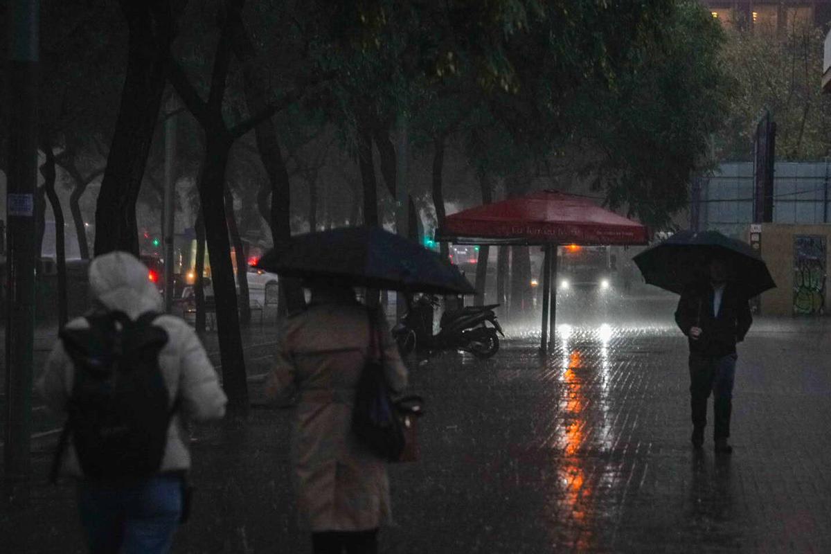 Lluvia intensa en el barrio de Sants de Barcelona, la mañana del 6 de noviembre