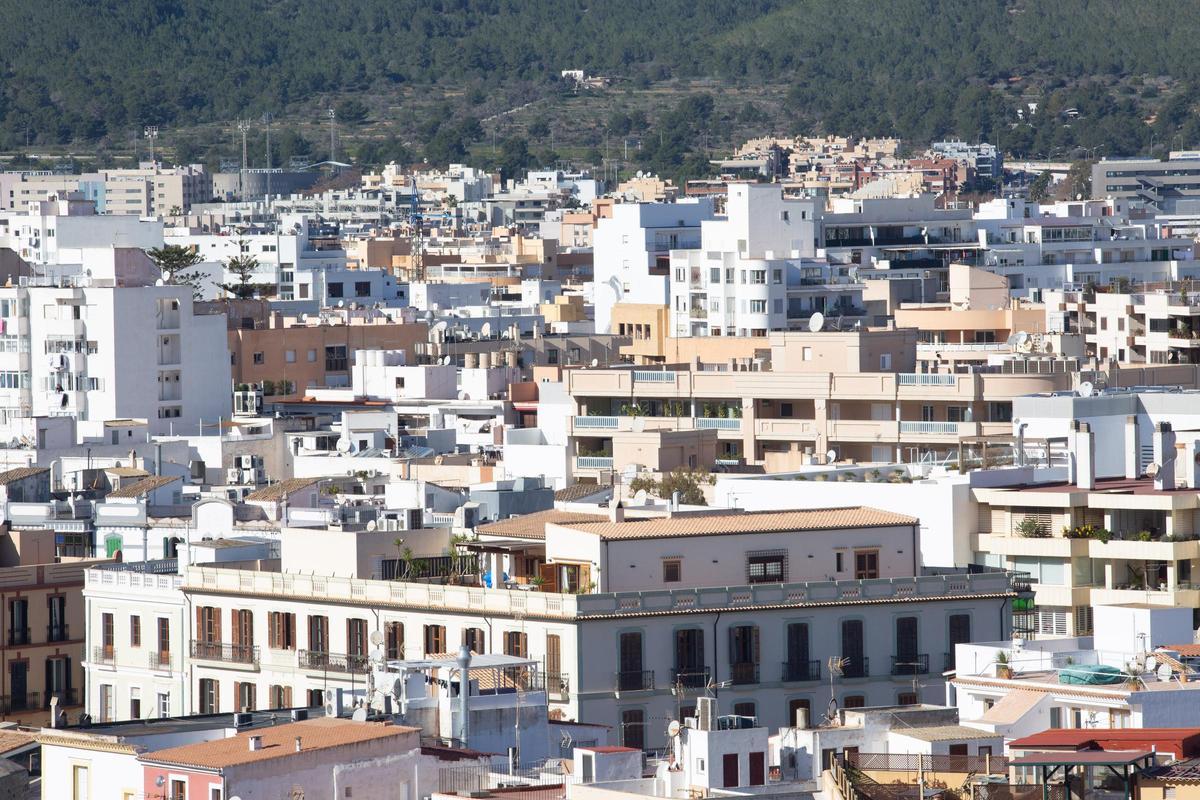 VIsta de pisos y viviendas en Ibiza.