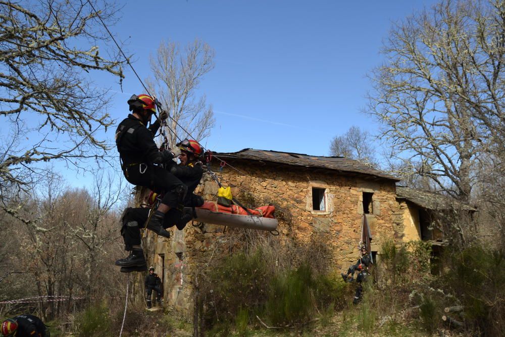 La UME realiza ejercicios de rescate de víctimas e