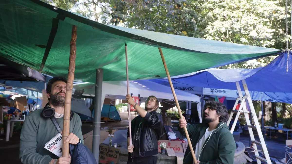 La acampada de Vigo resiste a la lluvia y sigue sumando tiendas
