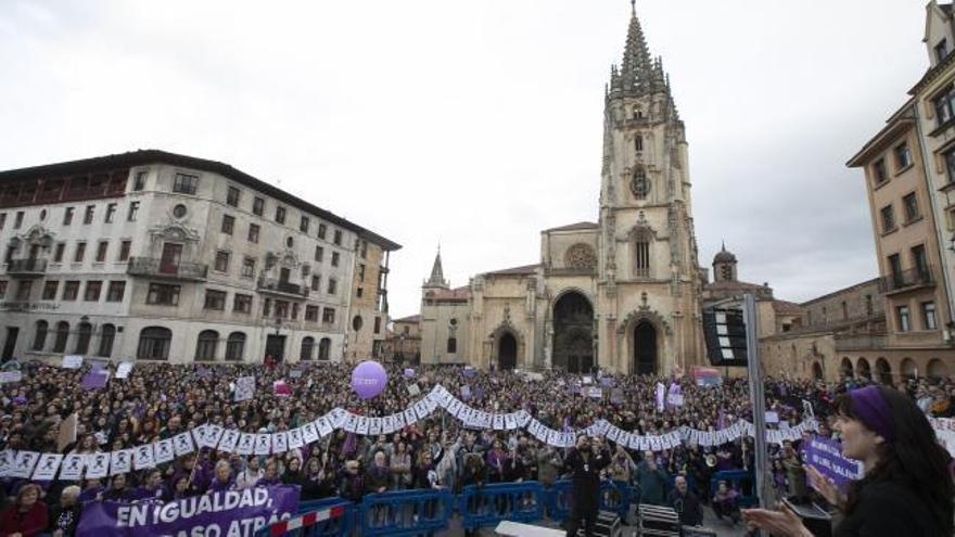 La bandera feminista reina en el Principado