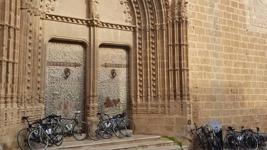 Bicis apelotonadas en el pórtico gótico de Xàbia