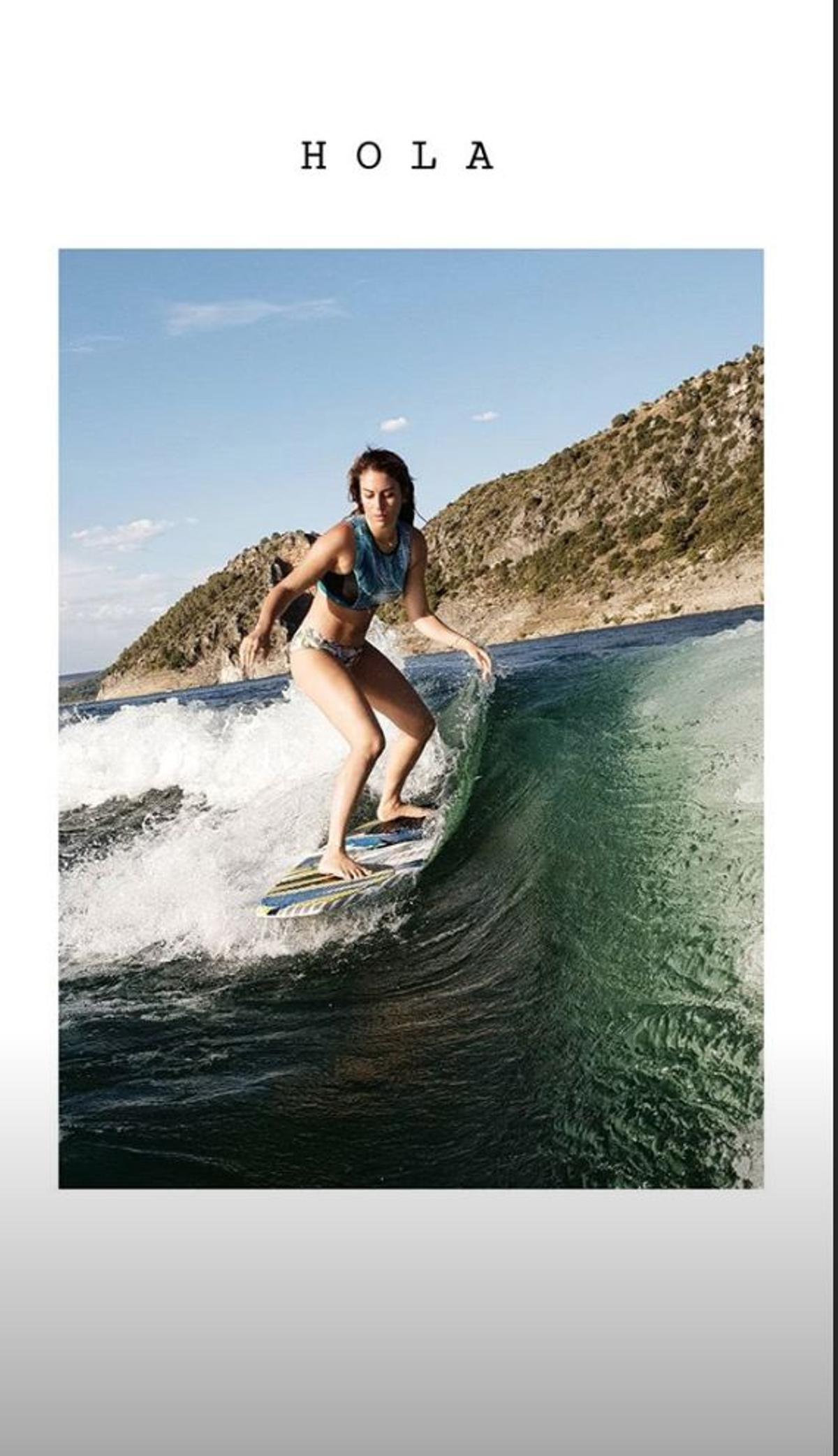 Blanca Suárez subida a una tabla de surf