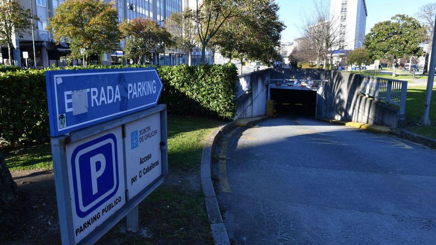 Entrada de vehículos del aparcamiento de la plaza de Luís Seoane.