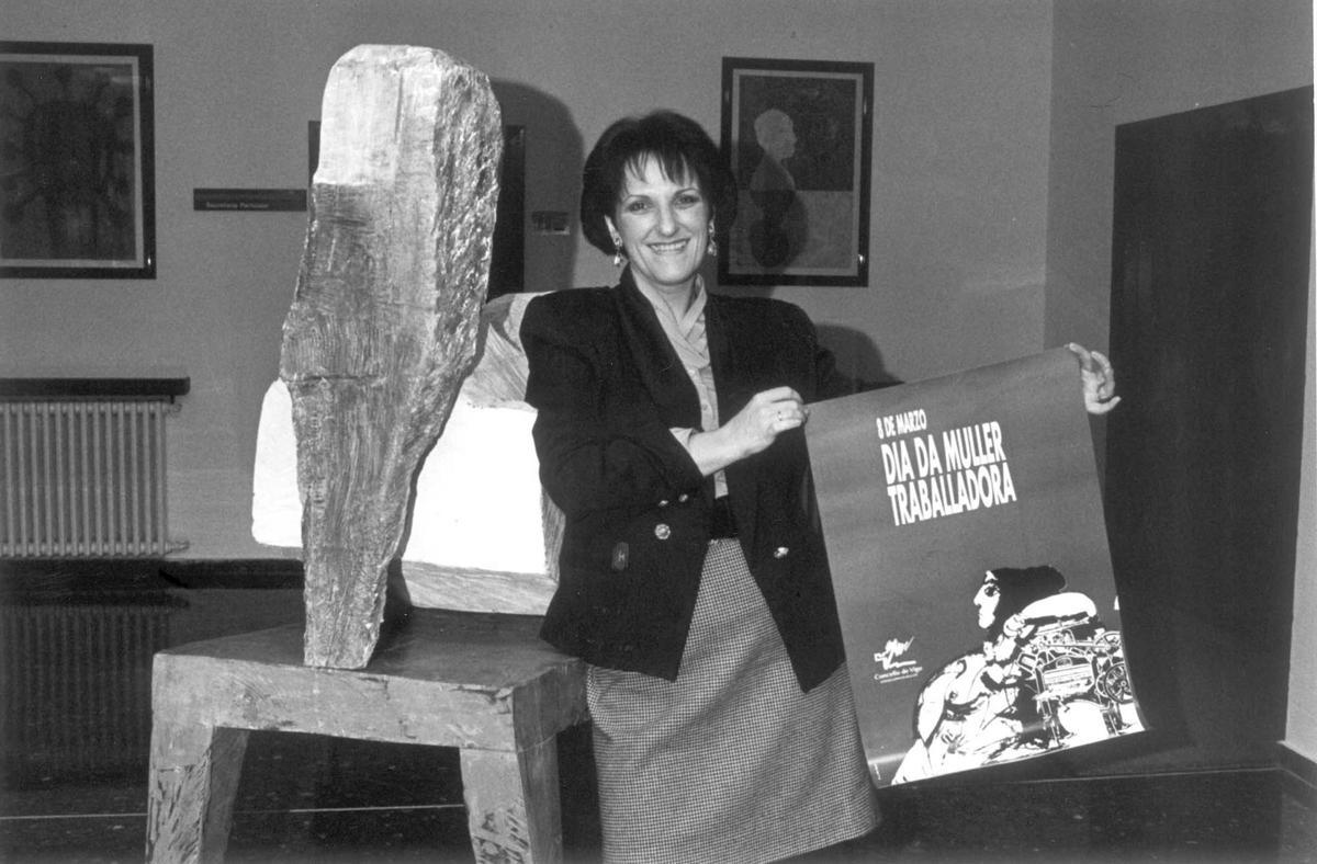 María José Porteiro, concejala de cultura en el concello de Vigo con el cartel del 8M de 1991