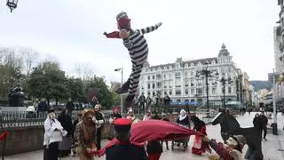 Oviedo se deja conquistar por la comedia ancestral de los Mazcaritos en el Domingu Gordu del Antroxu