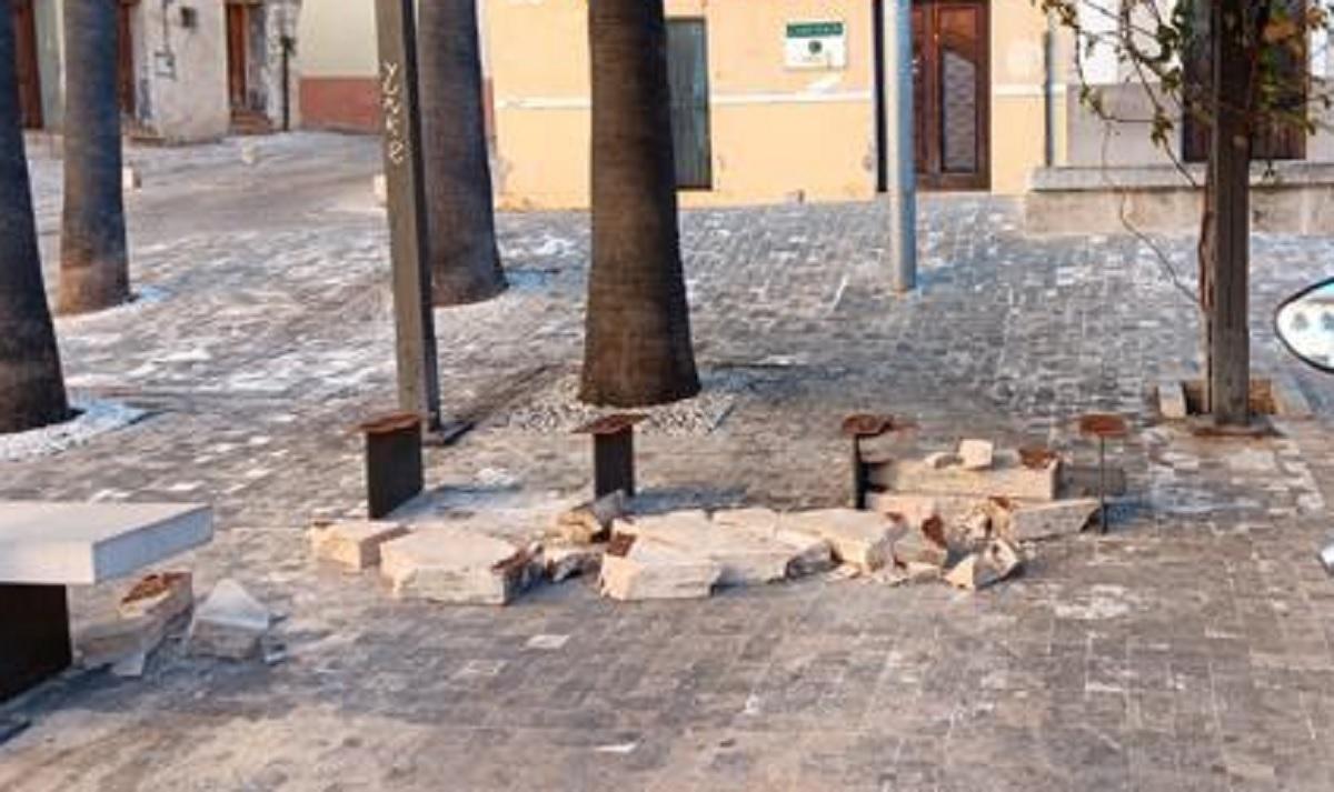 Banco de piedra destrozado en la plaza de la Seu.