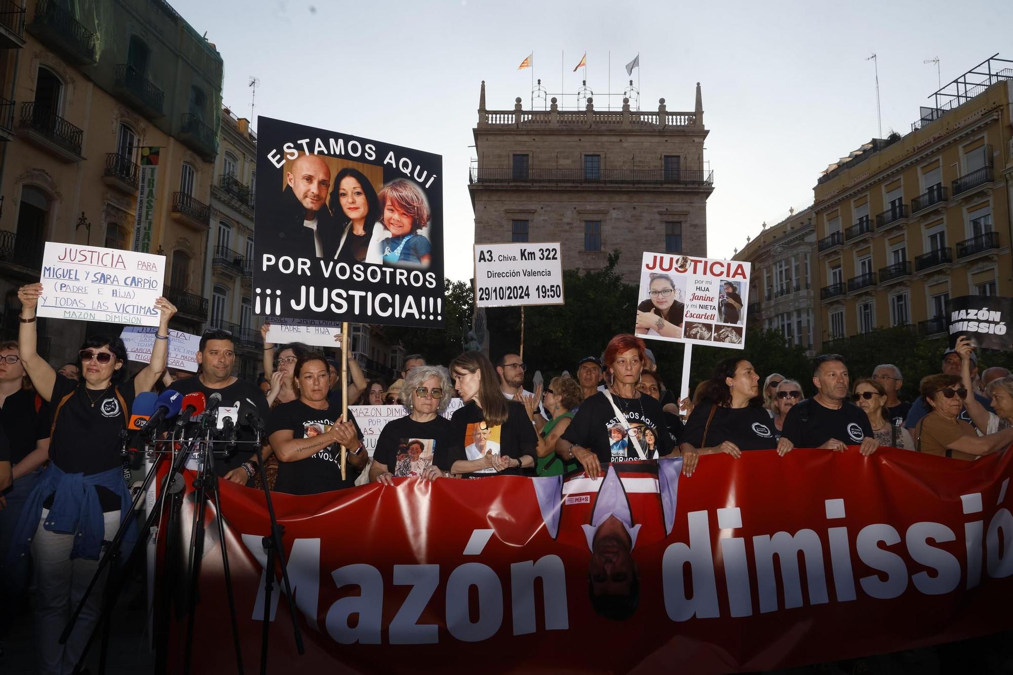 Familiares de las víctimas y afectados por la dana encabezan la manifestación del 29-M