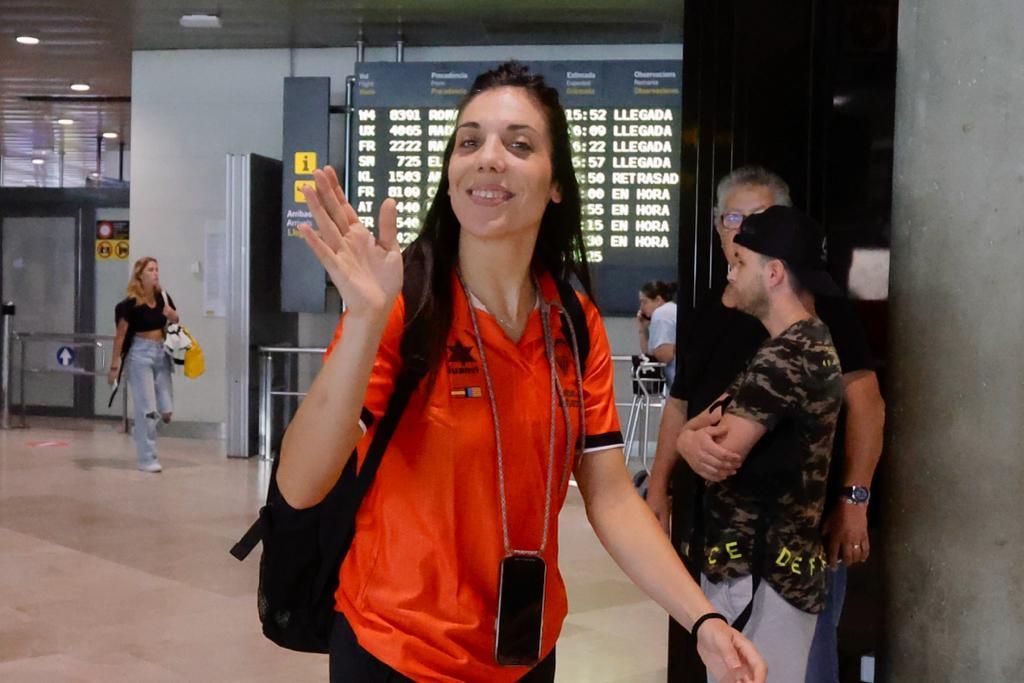 Las jugadoras del Valencia Basket regresan después de proclamarse campeonas de la Supercopa de España