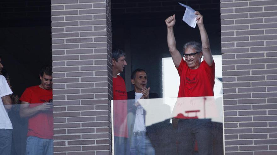 Un veí, vestit amb samarreta vermella per a l&#039;ocasió, celebra la independència el 4 de juny de 2015