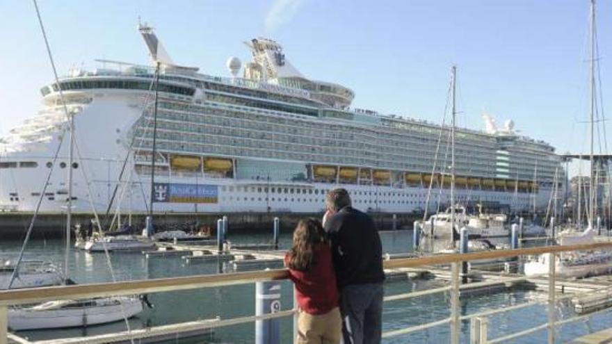 El 'Independence of the seas', ayer, en el puerto. / carlos pardellas