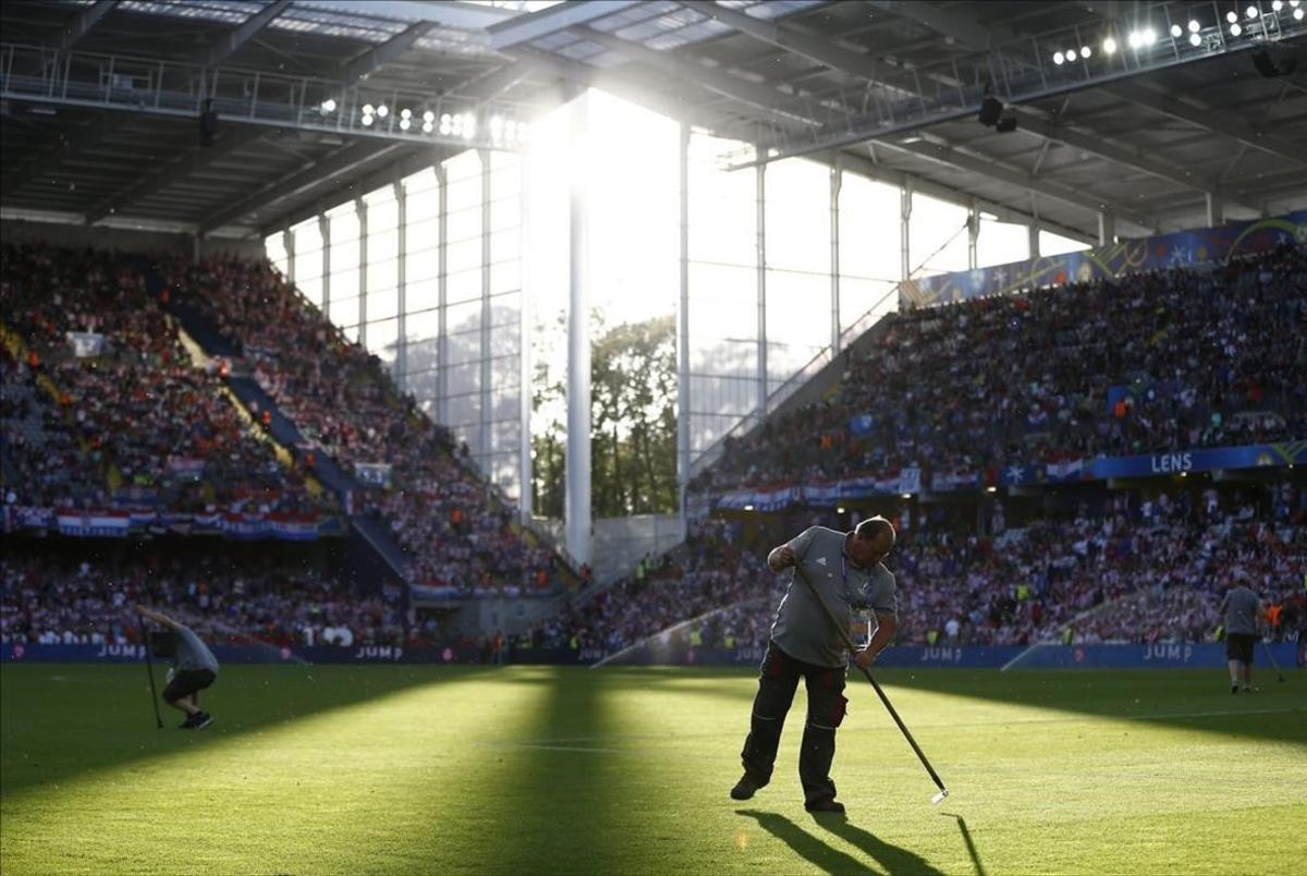 Últimos toques al césped antes del partido entre Croacia y Portugal en el estadio Stade Bollaert en Lens.