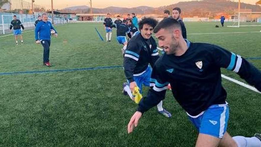 Iker Hurtado persigue a un compañero en un entrenamiento.