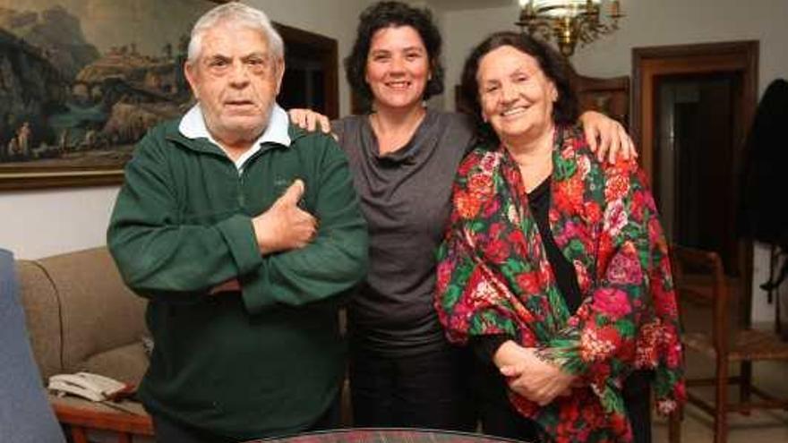 Antonio Villamuela junto a su hija Belén y su mujer María Fernández, esta semana en el Rincón de la Victoria.