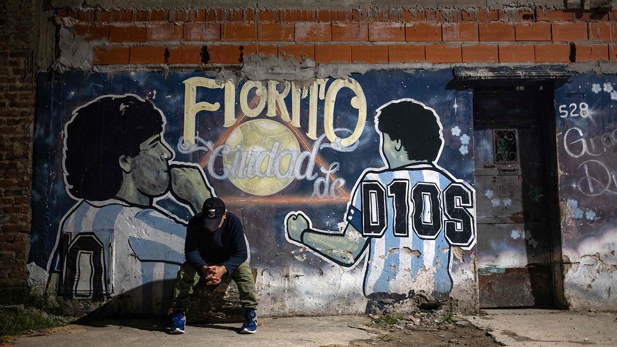 Un hombre, frente a un mural alusivo a Diego Armando Maradona en Villa Fiorito, en la provincia de Buenos Aires.