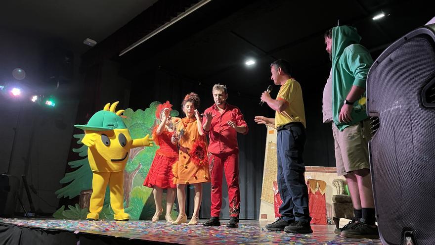 Uns 200 alumnes de Cassà aprenen amb el teatre com celebrar una revetlla segura