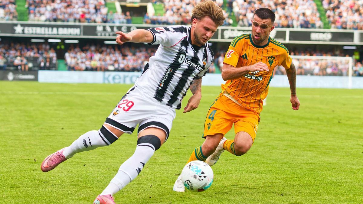 De Nipoti conduce la pelota en el SkyFi Castalia.
