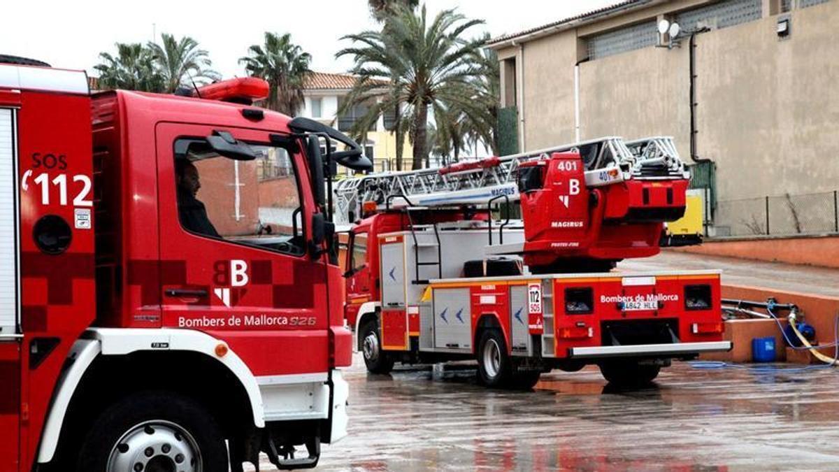 ACCIDENTES DE TRÁFICO | Herido grave un conductor al precipitarse un minibús al salirse de la rotonda de sa çPobla y caer en la autopista de Inca