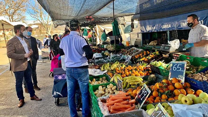 Diego José Mateos y José Ángel Acosta recorren el mercado semanal de los jueves. | L.O.