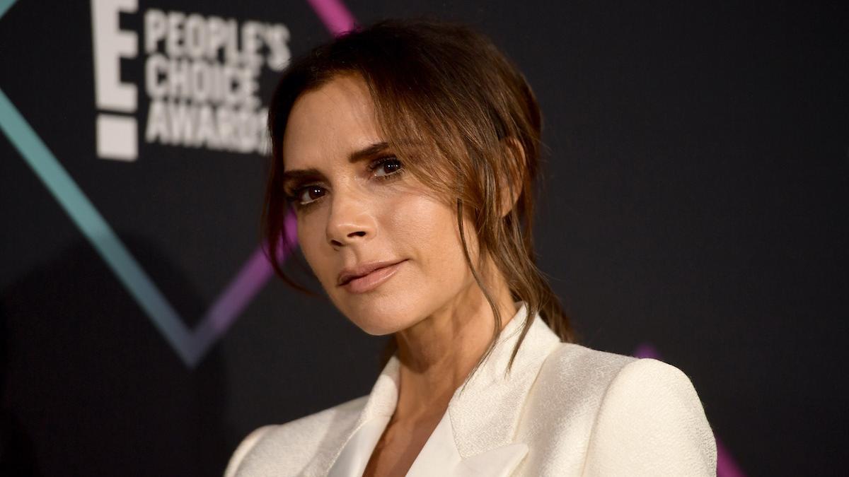 Victoria Beckham vuelve a la década de los 90 con un corte de pelo ideal a partir de los 50 años