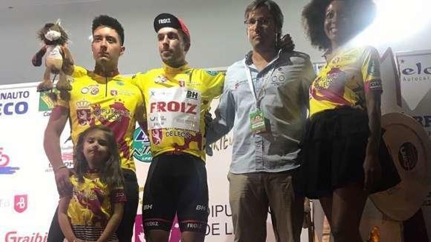 Óscar Brea con el maillot amarillo. // FdV