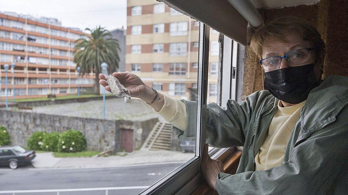 Anavel Limeres posa en la ventana de su casa con un cascote.  | // CASTELEIRO/ROLLER AGENCIA