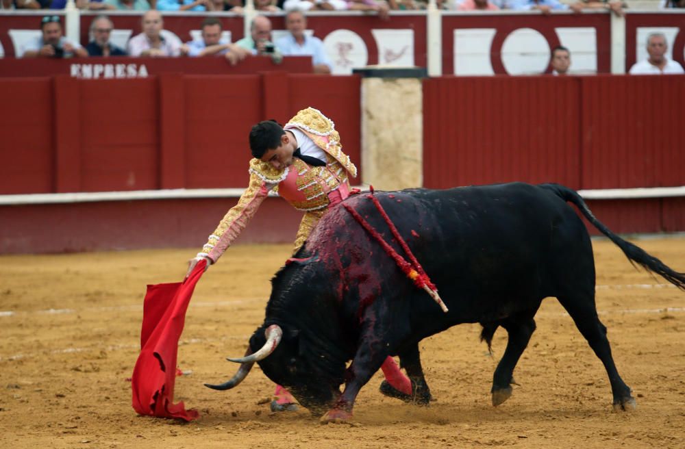 Las imágenes de la tercera corrida de abono de la feria taurina de Málaga en La Malagueta.