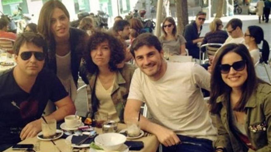 Iker Casillas y Sara Carbonero, junto a un grupo de amigos.